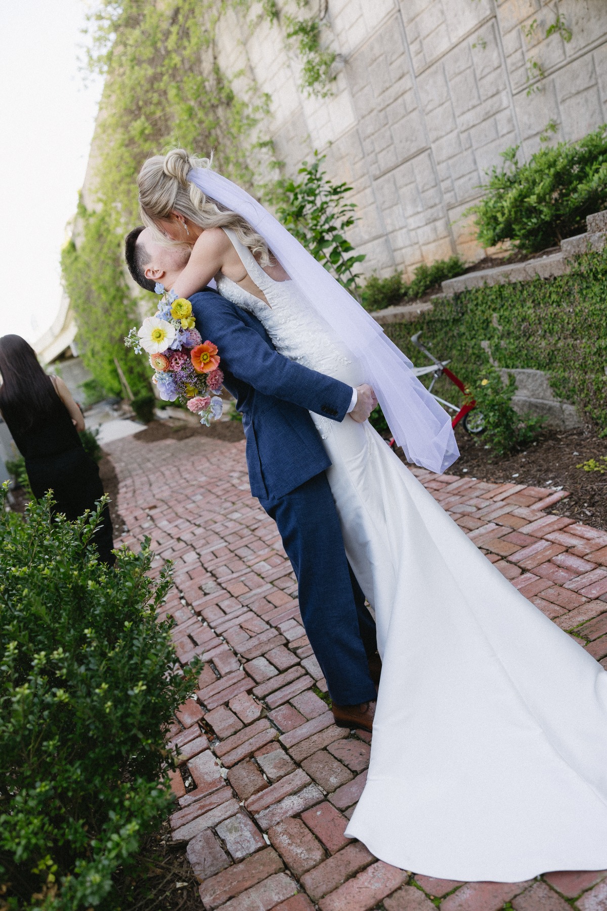 cute photo ideas for bride and groom kiss