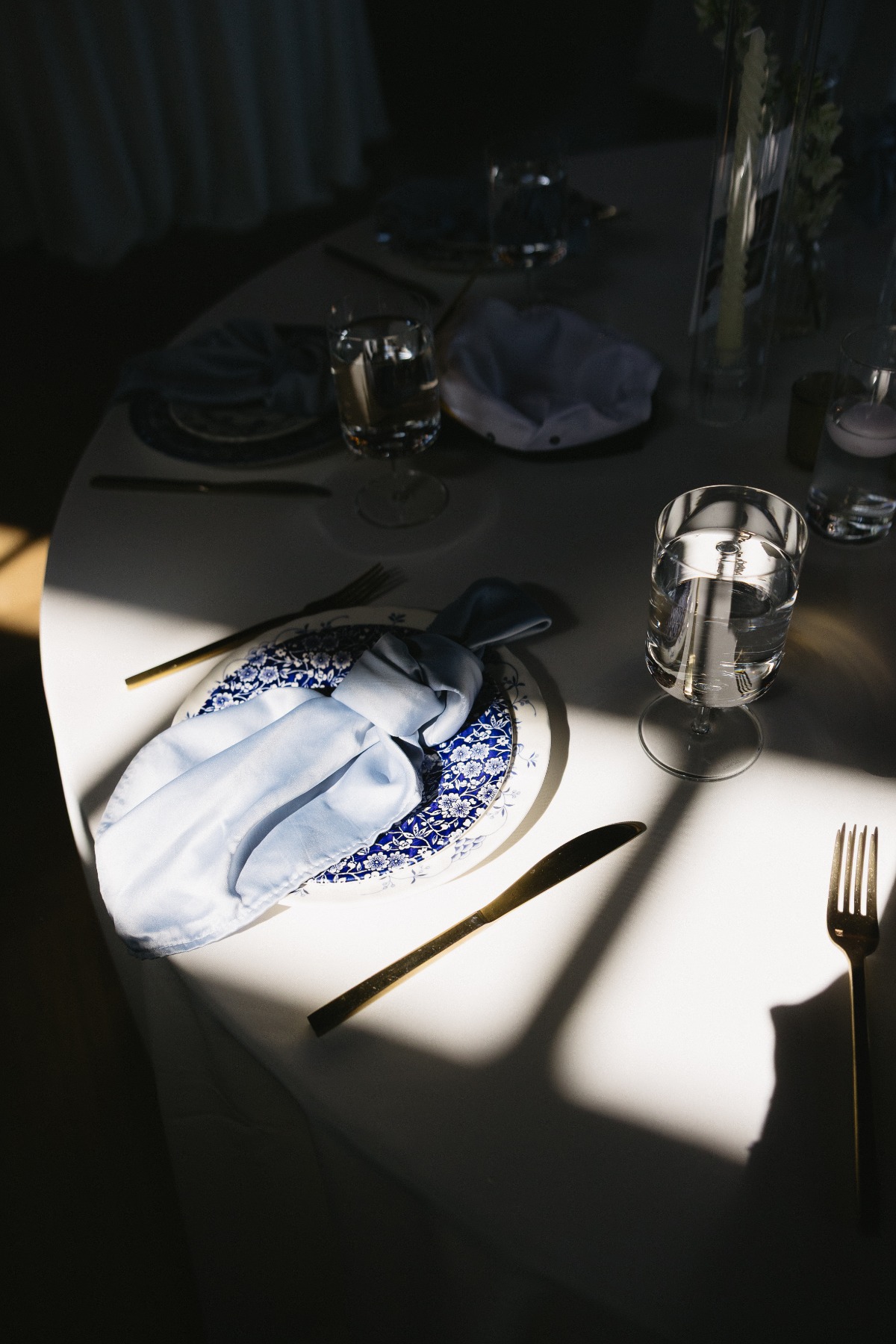 blue and white wedding tablescape