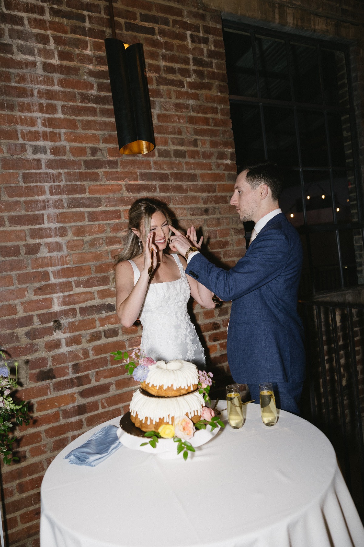 cute cake cutting photo ideas