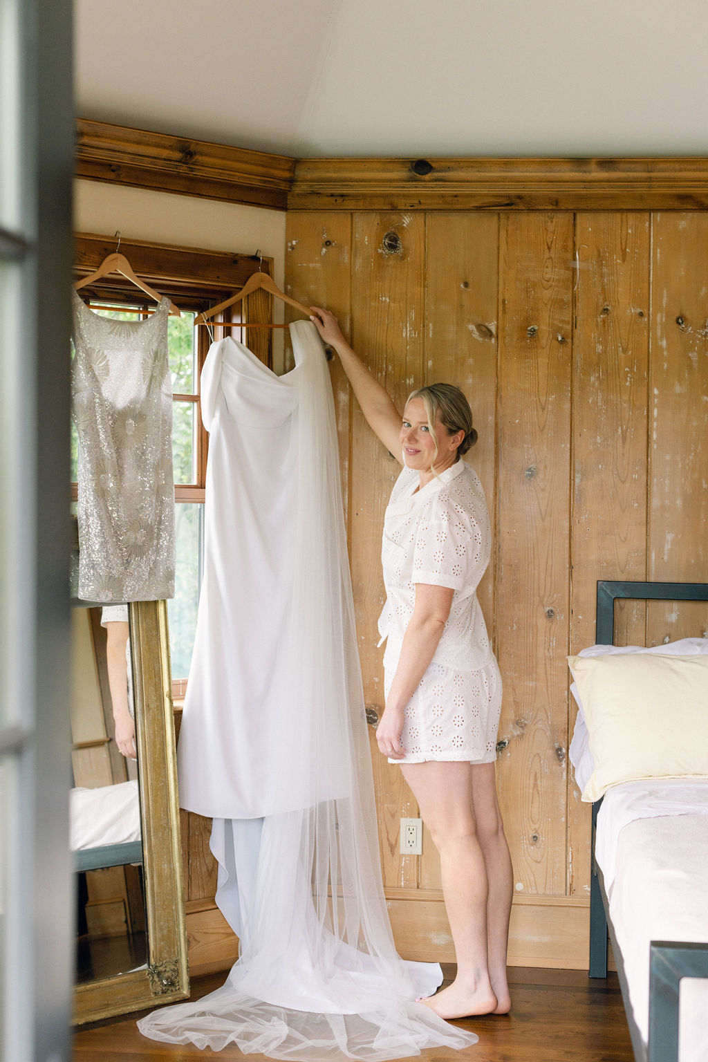 bride getting ready photo ideas