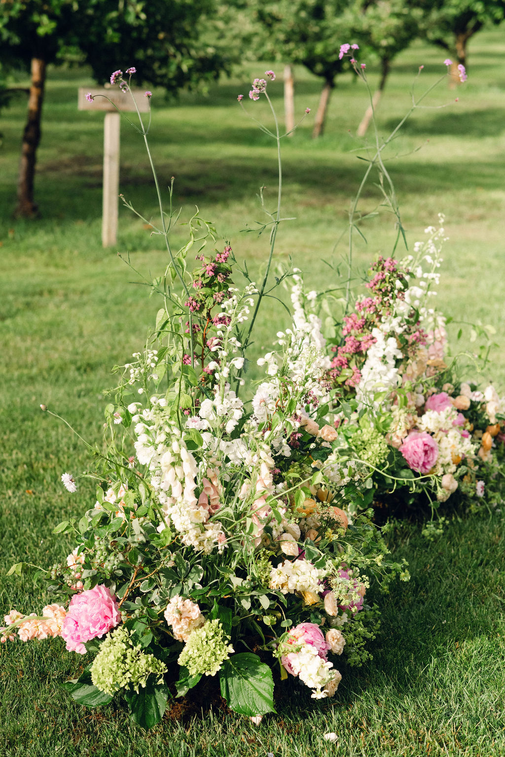 organic looking wedding flower ideas