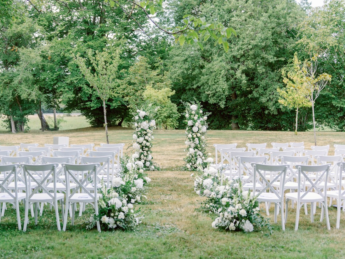 simple all white wedding flowers for ceremony