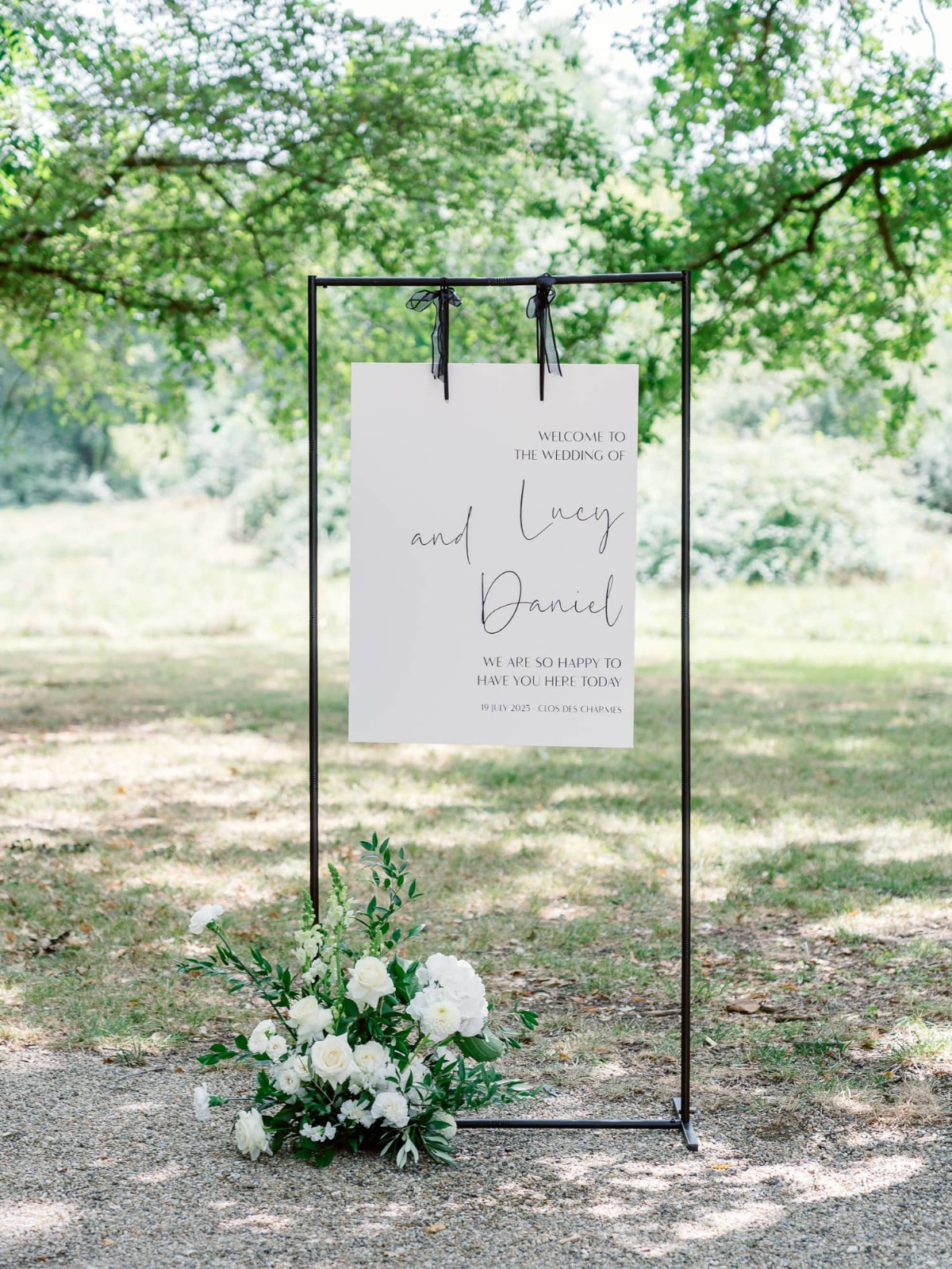 simple and modern wedding sign ideas