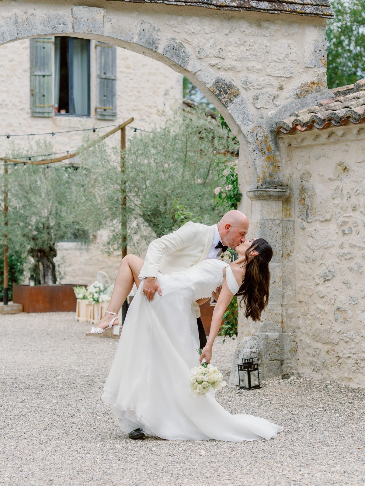 couple kiss wedding photo ideas