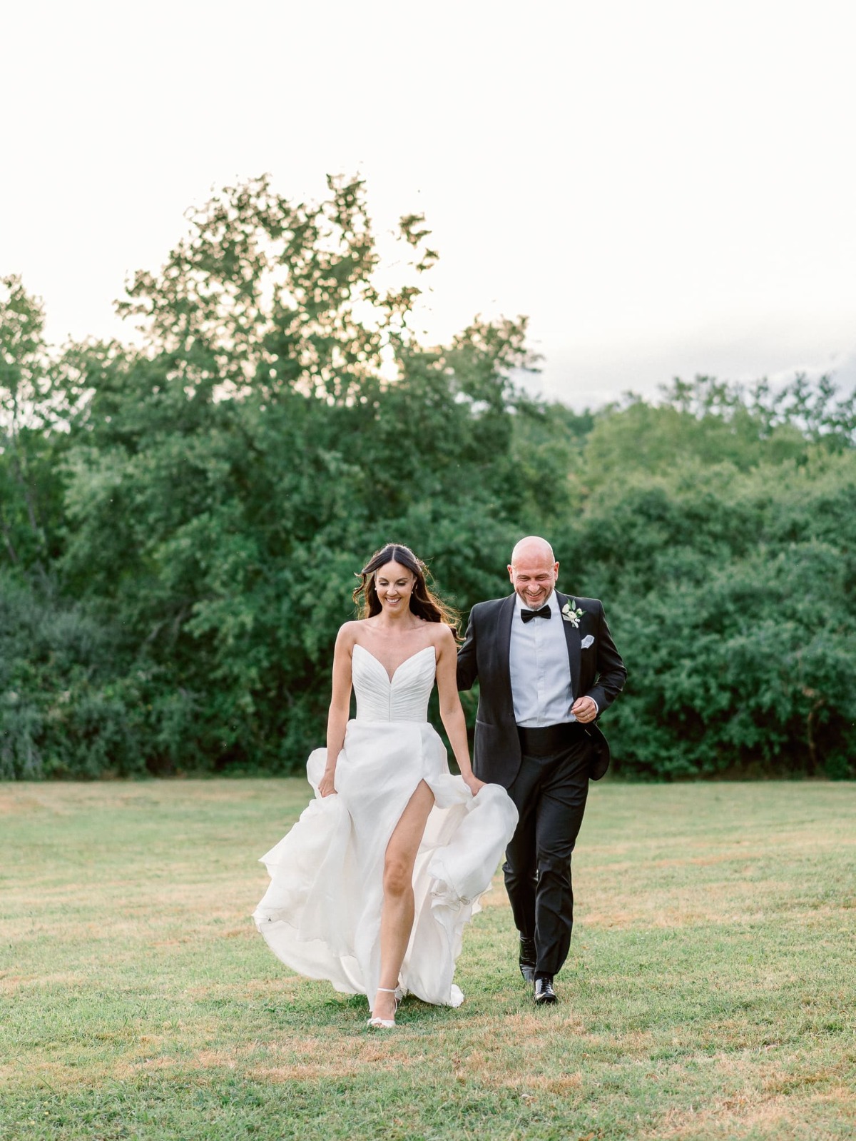 walking wedding portrait ideas