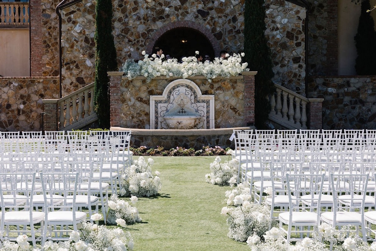 white flowers for outdoor wedding ceremony