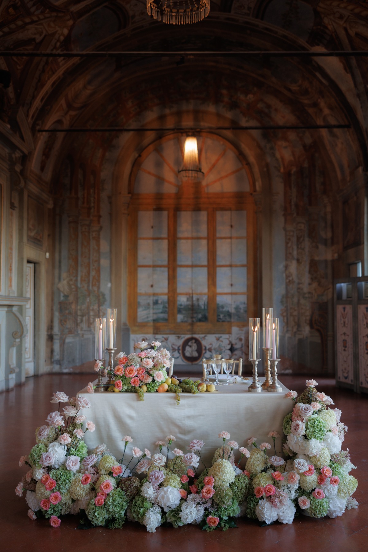 beautiful sweetheart table inside italian wedding venue