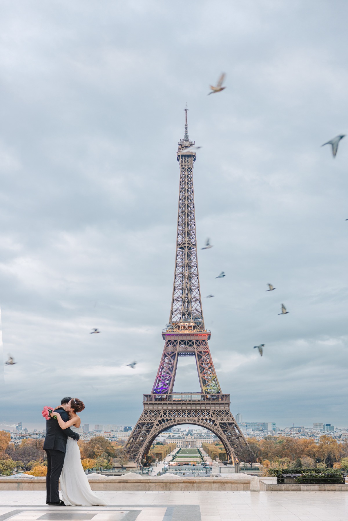 wedding couple kissing in front of the eifle tower in paris