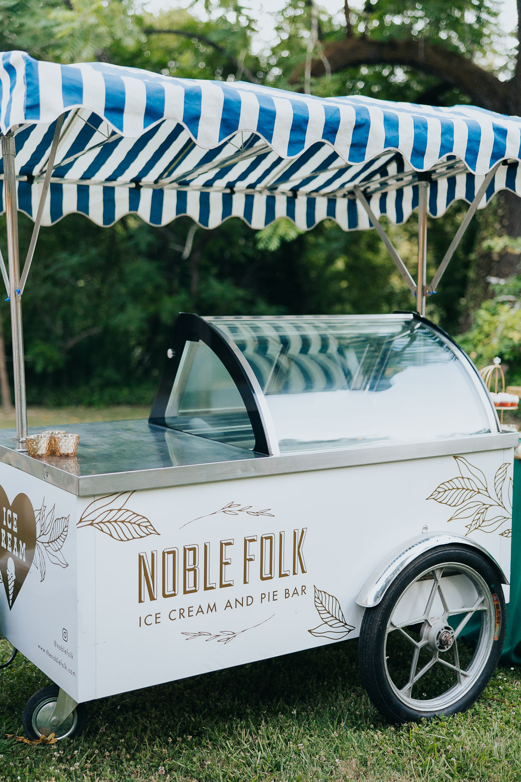 ice cream and pie cart